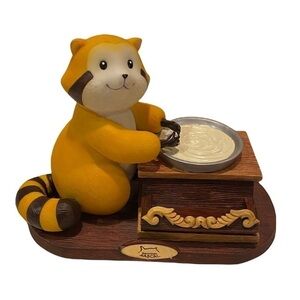 Vintage Rascal the Raccoon Figurine   Dreamworld Creative 2005.  Numbered: 0440